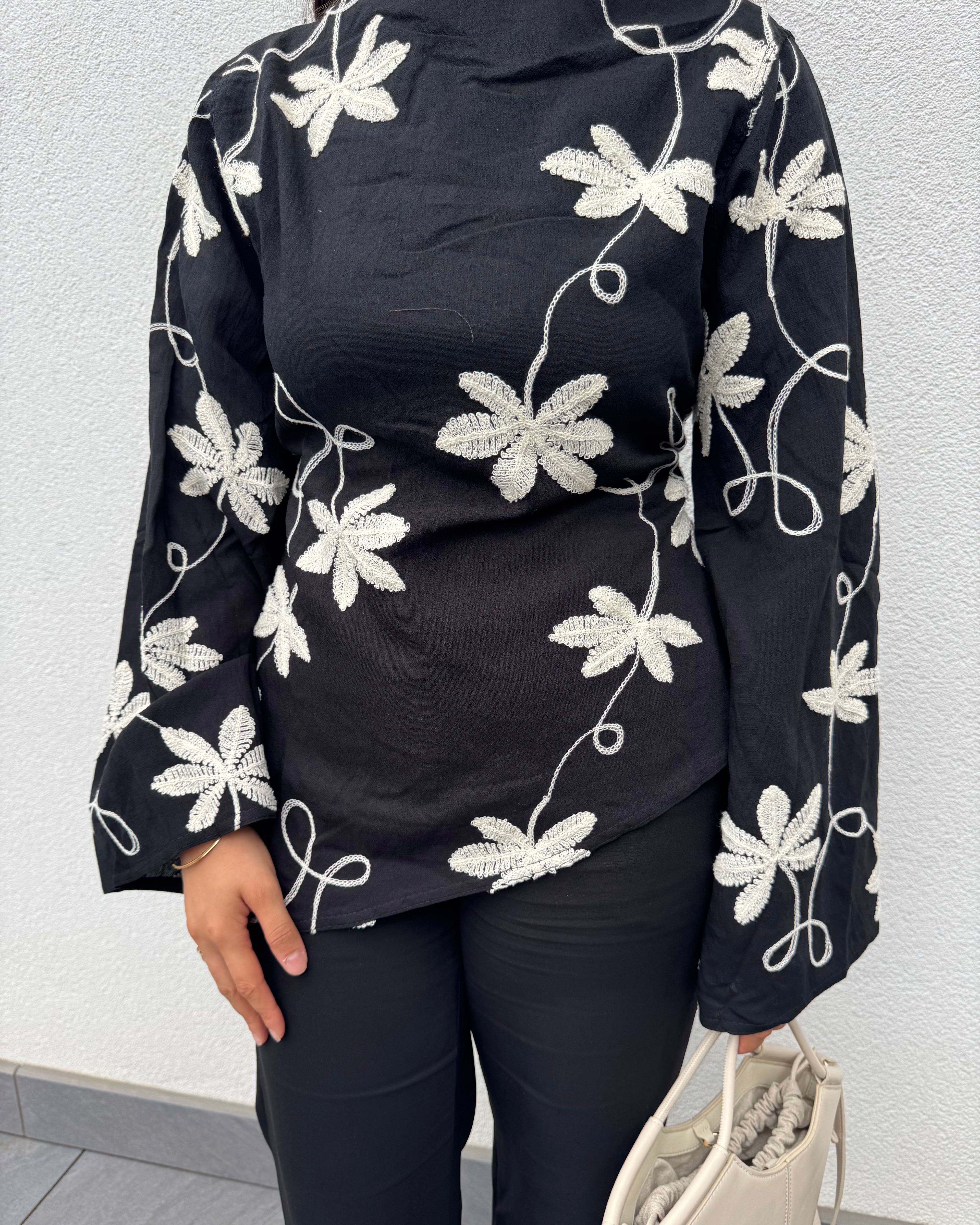 HAUT BRODÉ NOIR ET BLANC