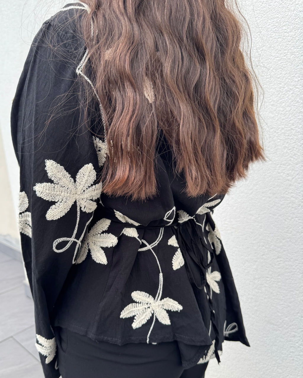 HAUT BRODÉ NOIR ET BLANC